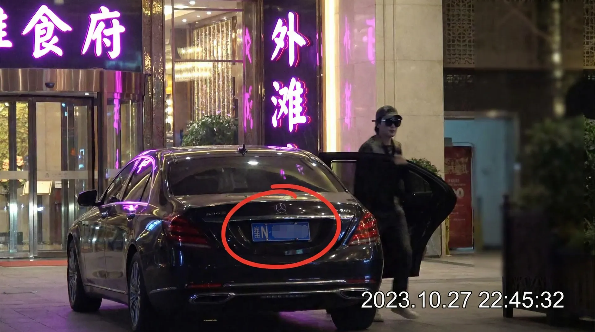 吃瓜群众 - 豪车餐厅外偷拍